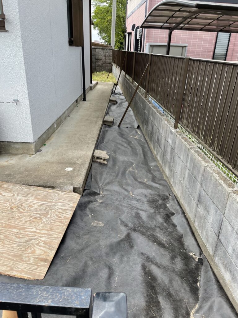 草刈り後に防草シートをひいた様子