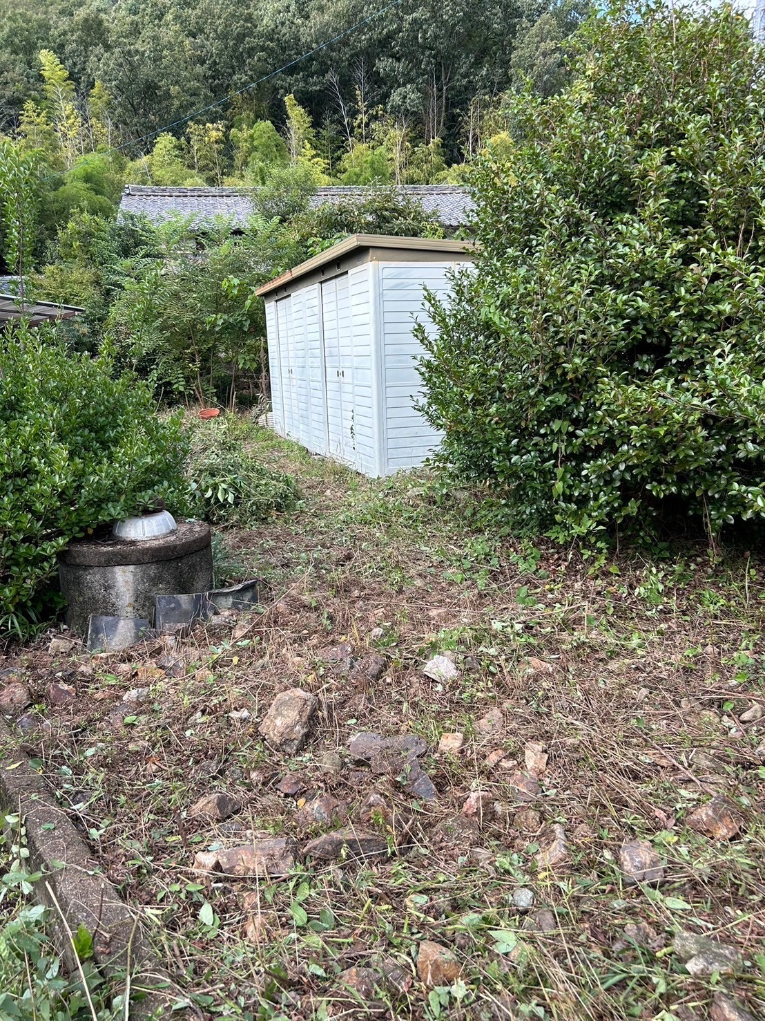 岐阜市で草刈り作業後にきれいになった庭