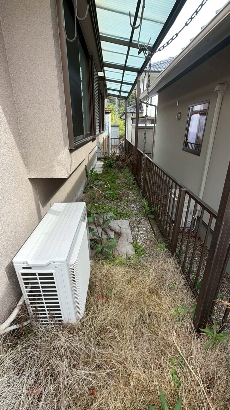 岐阜県可児市 草刈り 作業前 建物側面